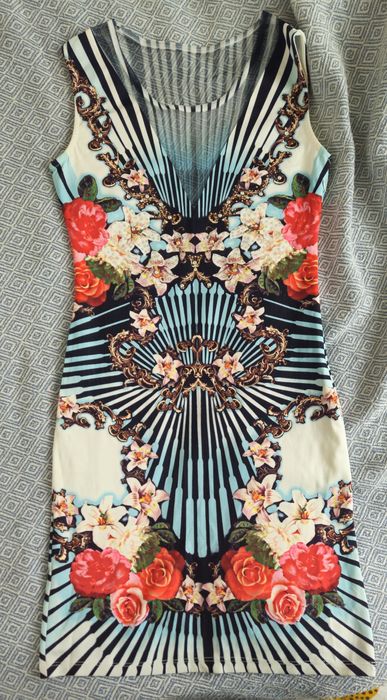 Efektowna sukienka we wzory S / 36 | Elastyczny materiał