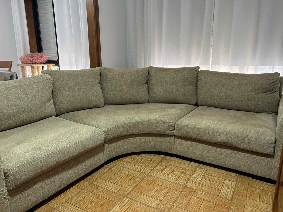 Sofá de canto de 5 lugares em tons neutros