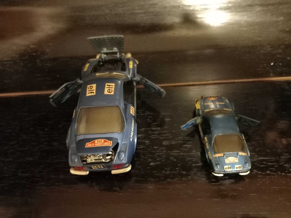 Duas Réplicas Vintage de Renault Alpine (Tour de France)