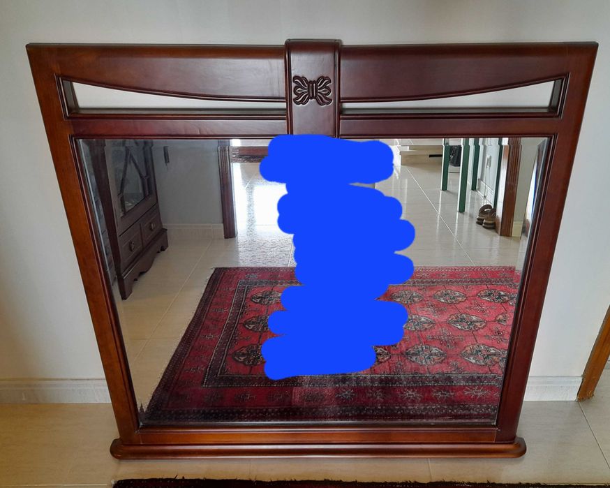 Espelho com moldura de madeira