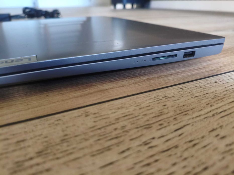 Laptop Lenovo Ryzen 3- 7320U/8GB/512GB/W11H