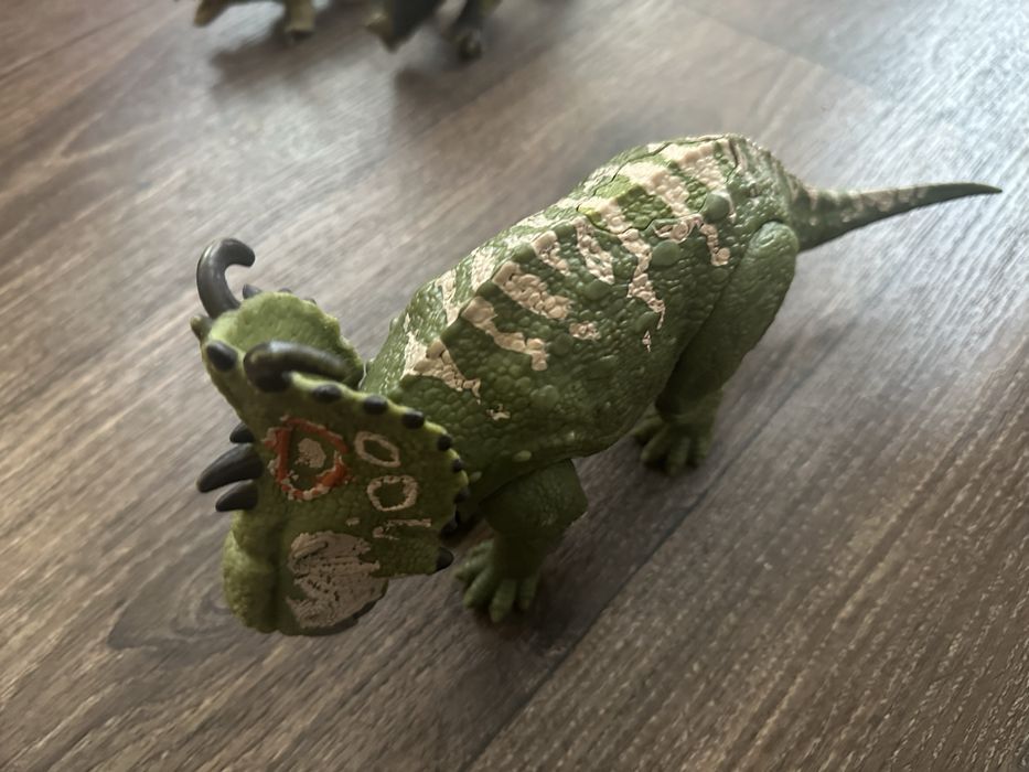 Игрушечные динозввры