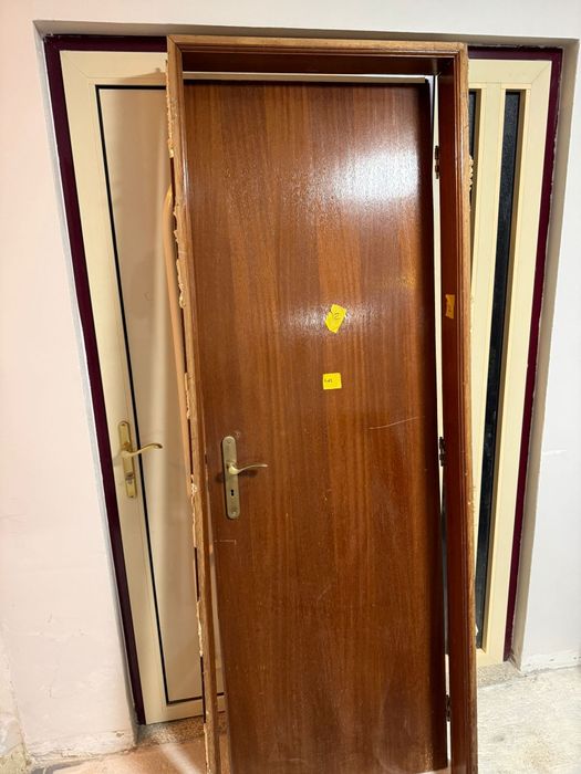2 portas de madeira com aro. Madeira maciça