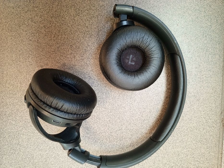 Słuchawki nauszne JBL Tune 510BT Czarny

Stan techniczny: 100% sprawny