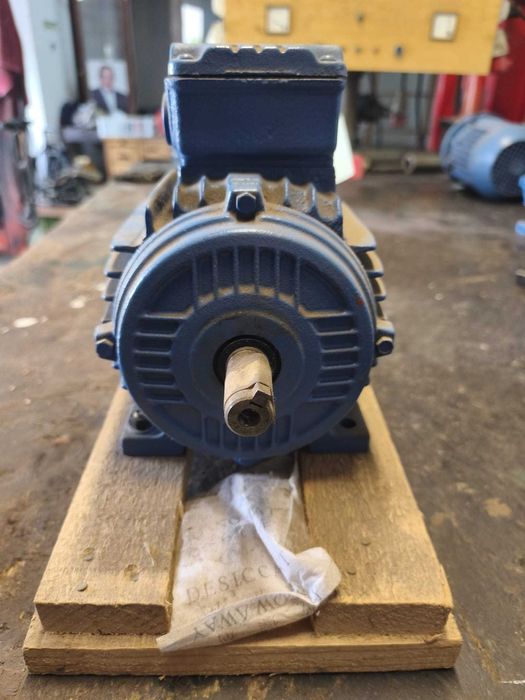 Motor Elétrico Trifásico WEG 0.75kW (1HP) - 2740 RPM - Como Novo