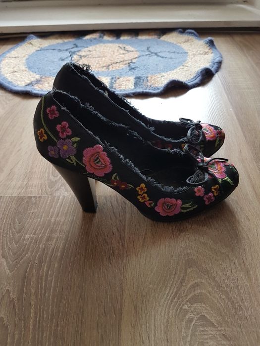 Pięknie zdobione buty na koreczku