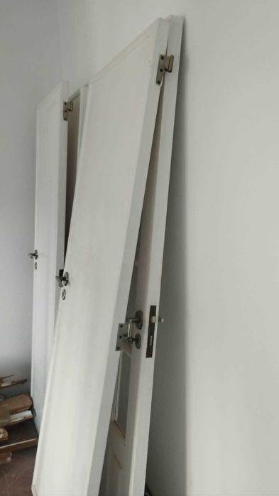 4 Portas Interiores + 1 Porta com Vidro em Madeira Maciça Antiga