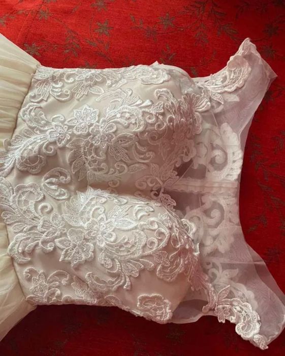 Весільна сукня зі шлейфом