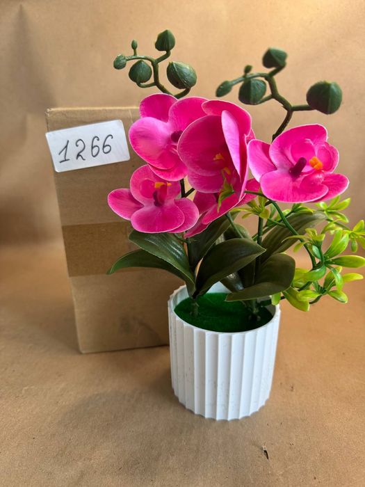 Штучні рожеві орхідеї в білому горщику для декору