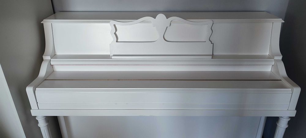 Pianino białe firmy Hoffman