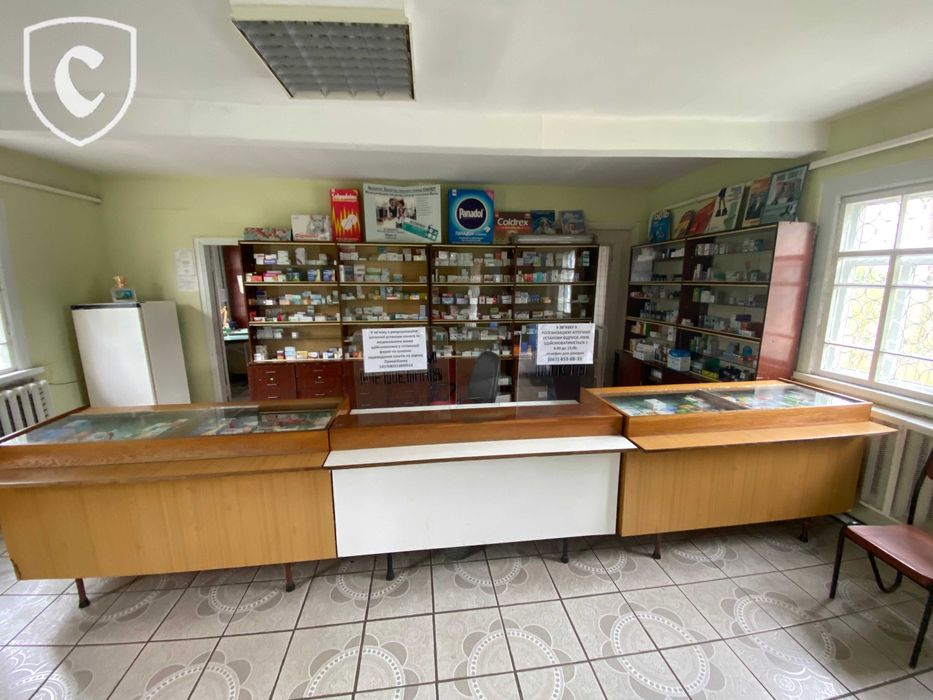 Продається комерційне приміщення з ділянкою.