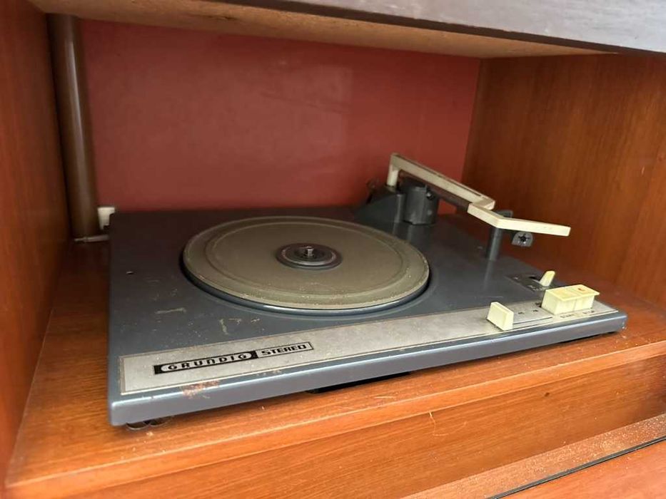 Móvel Rádio Grundig Anos 60 — Rádio + Gira-Discos (Vintage)