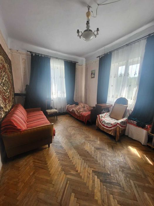 Продаж цегляного будинку з гарною земельною ділянкою, центр міста.