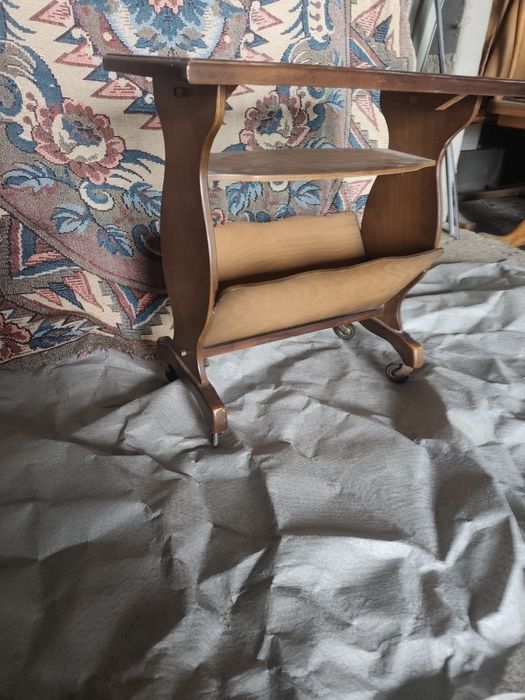 Elegancki stolik z półką na np. gazety lub kapcie