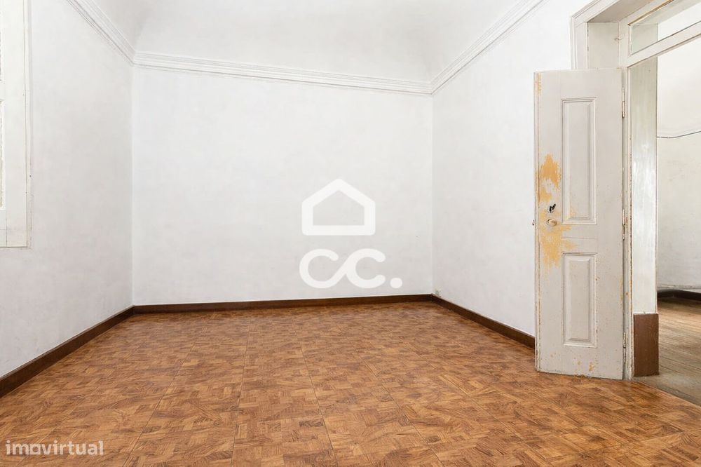 Moradia T3 Bifamiliar de 1º andar com Terraço no Centro Histórico de É
