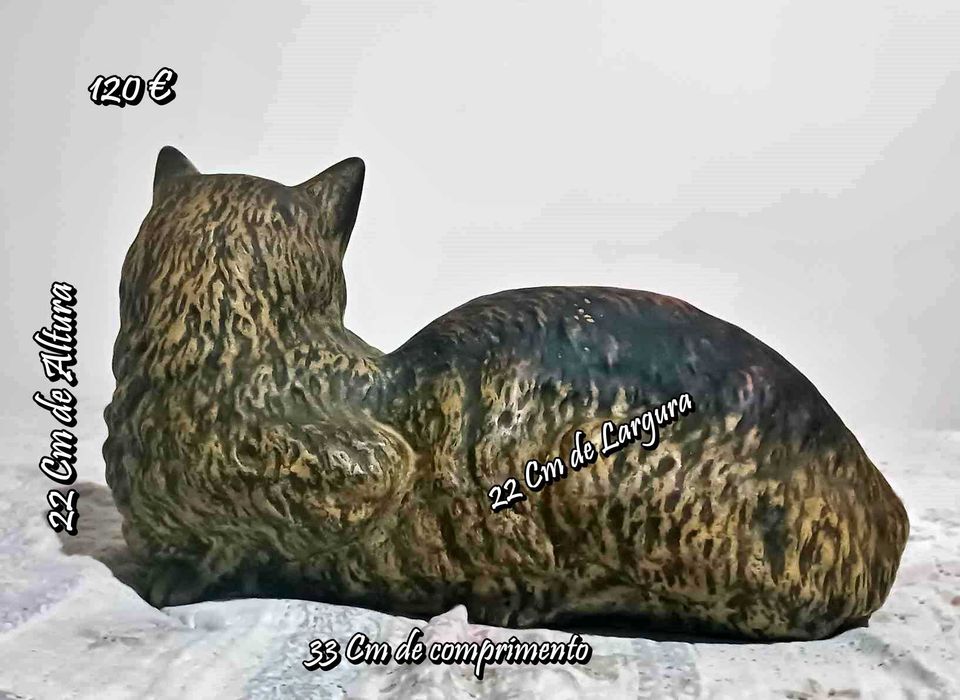 Gato em tamanho natural, em faiança policromada.