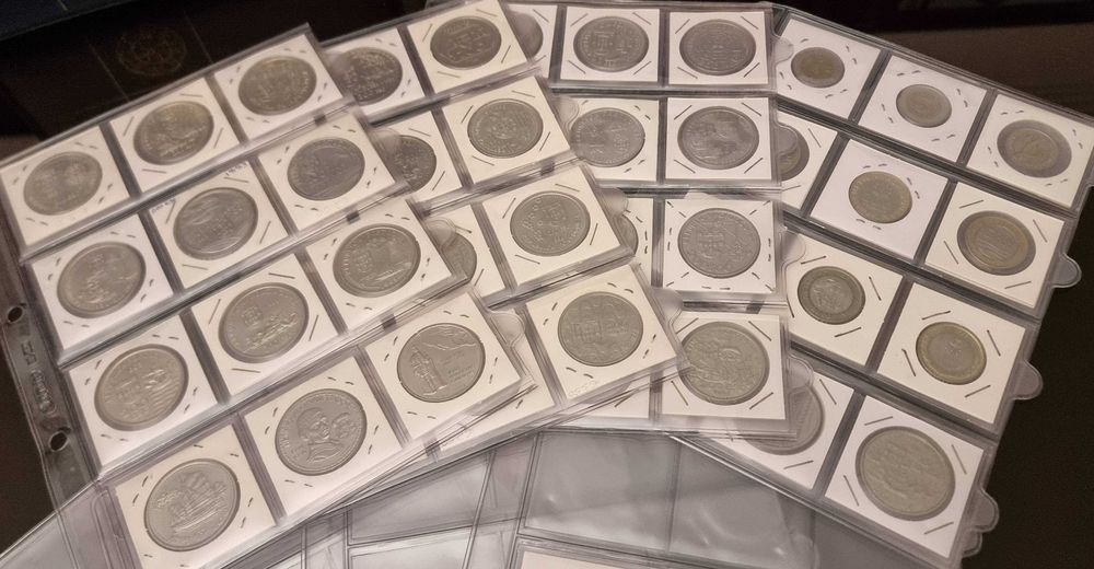 53 moedas + dossier + folhas para moedas