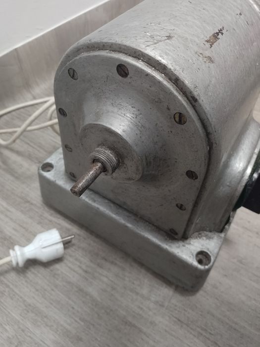 Sprzedam sprawny silnik elektryczny.