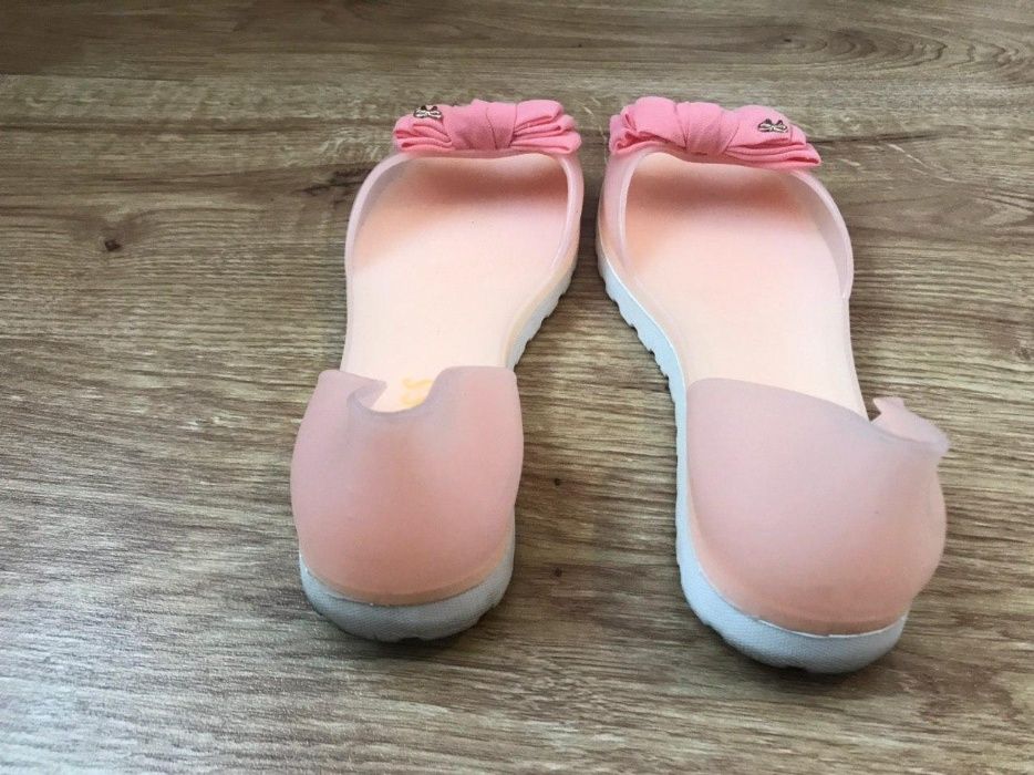 Продам босоніжки