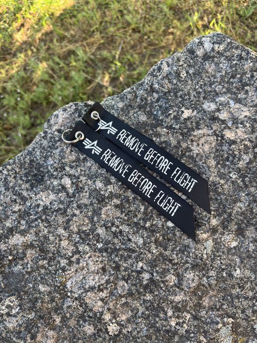 Брелок  Alpha Industries REMOVE BEFORE FLIGHT Чорного кольору| Стрічка на Ключі, Рюкзак, Сумку