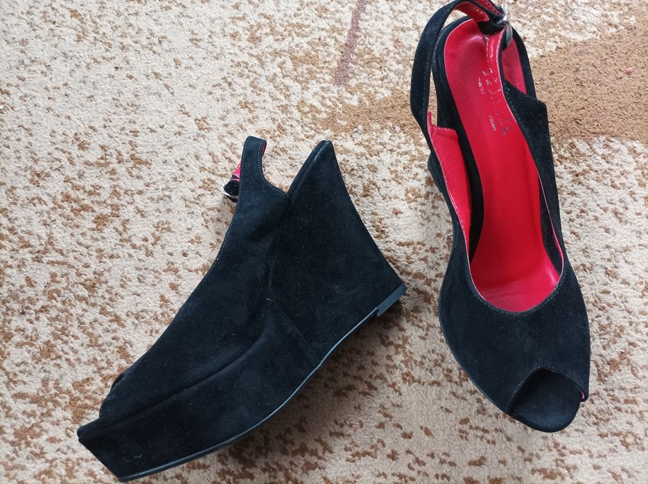 Czarne zamszowe buty na koturnie