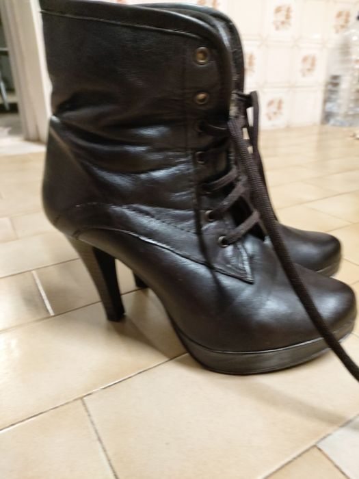 Botins castanhos em pele