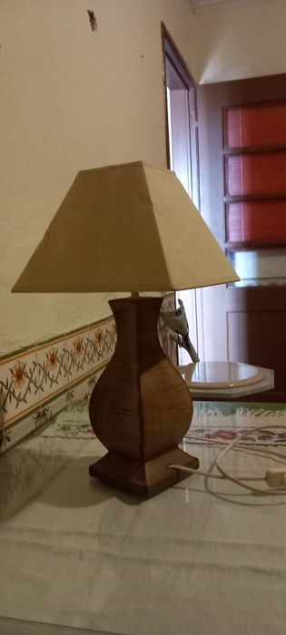 Candeeiro com base de madeira