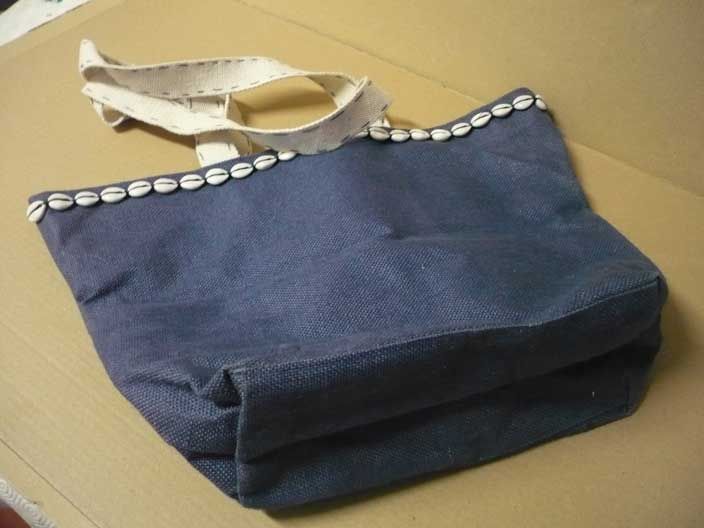 Bolsa de praia ornamentada com conchas