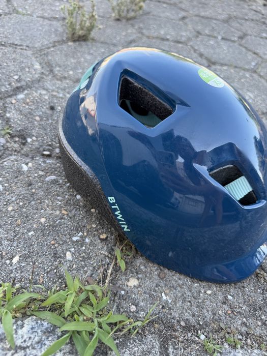 Bicicleta infantil com capacete