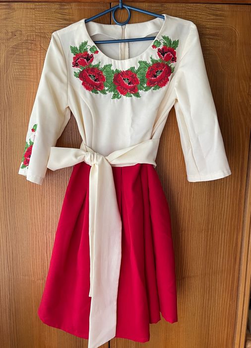 Вишите плаття червоні троянди