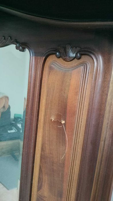 Espelho com moldura em madeira