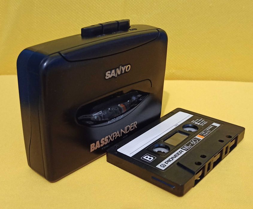 Кассетный плеер SANYO VIP-1,наушники KOSS