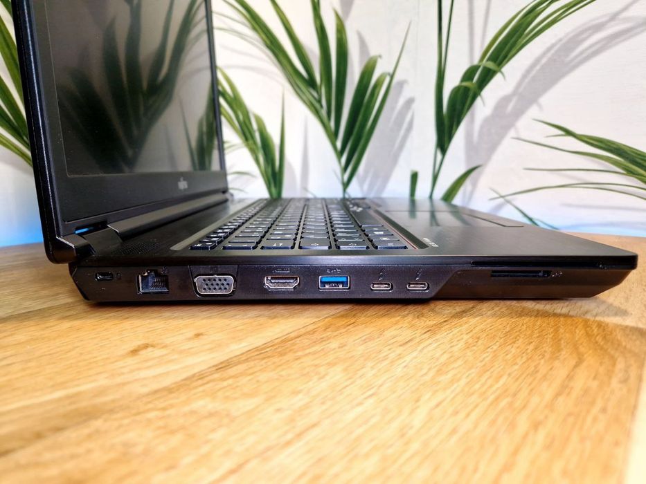 Ігровий ноутбук для ігор роботи навчання важких завдань Fujitsu H780