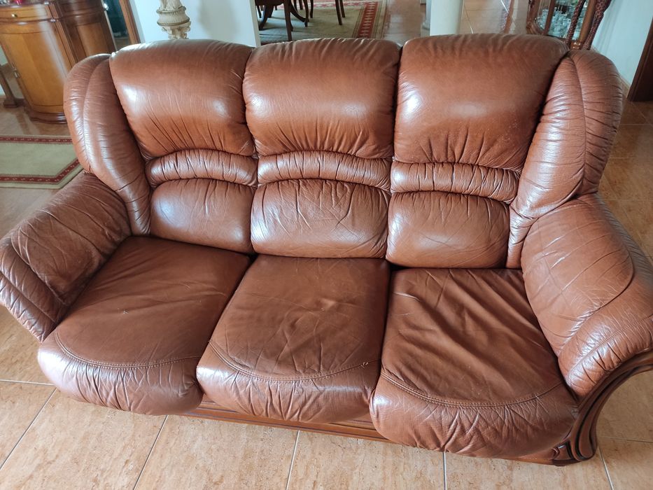 Conjunto sofás em pele