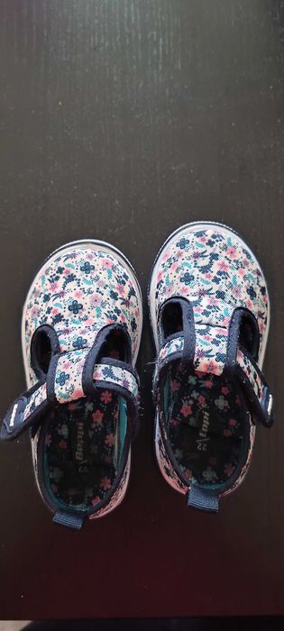 Sapatos de bebê de várias marcas