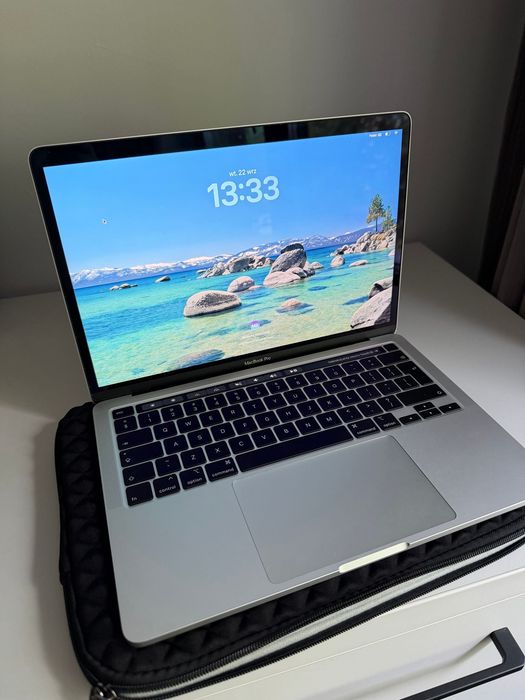 MacBook Pro 13” 2020 i5 16GB 1TB SSD Touch Bar 4x TB3 + BOX