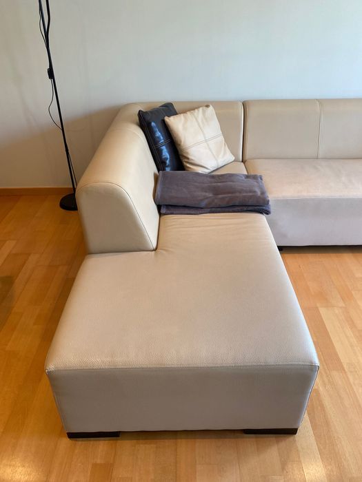 Sofá de canto com chaise longue 270 × 210 cm – Pele sintética bege