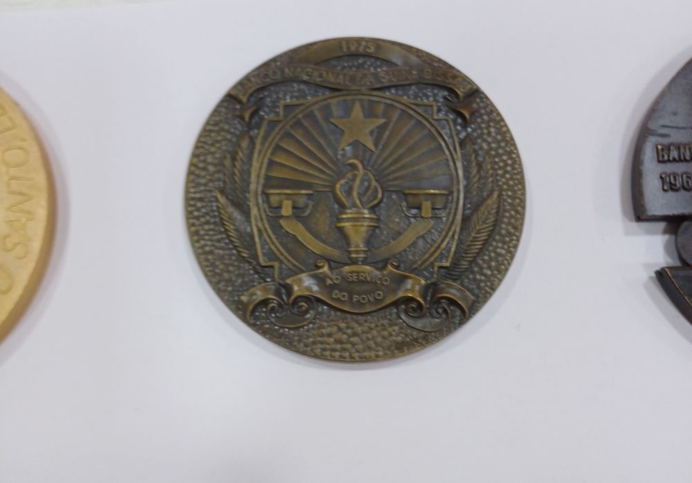 Lote 4 / Conjunto 4 de 5 Medalhas Comemorativas de Portugal em Bronze