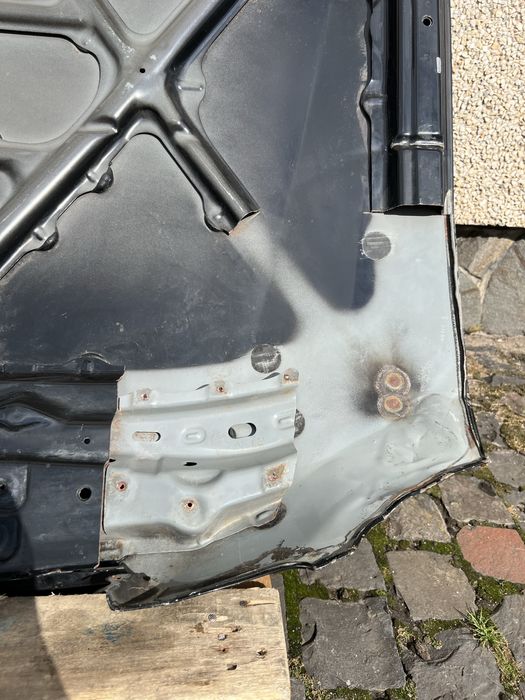 Капот Lexus LX 470.