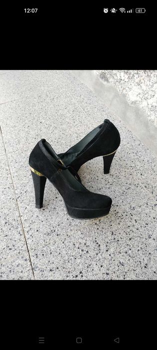 Sapato alto como novo