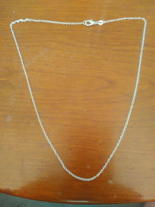 Elegancki srebrny łańcuszek