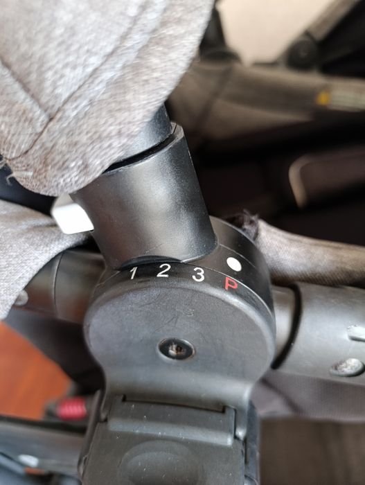 Carrinho de criança cinza