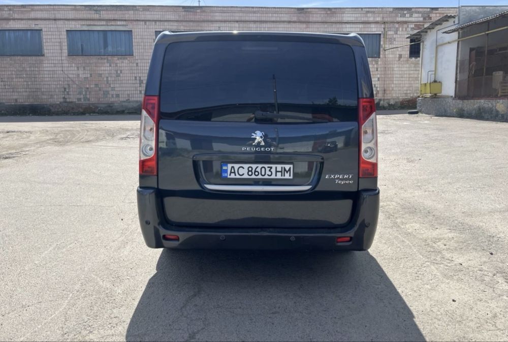 Продам сімейний , справний автомобіль