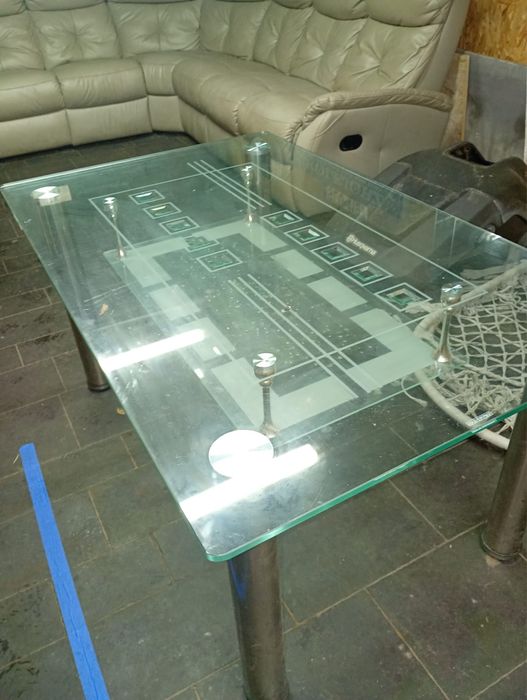 Stolik szklany srebrne nogi