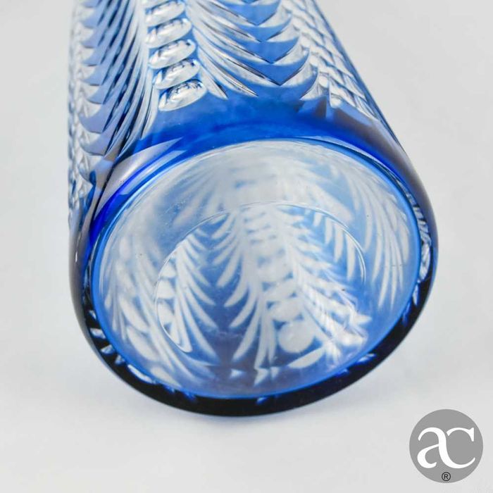 Garrafa de cristal doublé lapidado em azul