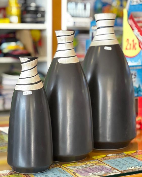 Peças decorativas pretas e brancas de diferentes alturas e larguras