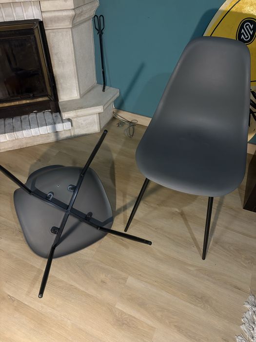 Par de cadeiras estilo "Eames DSW”