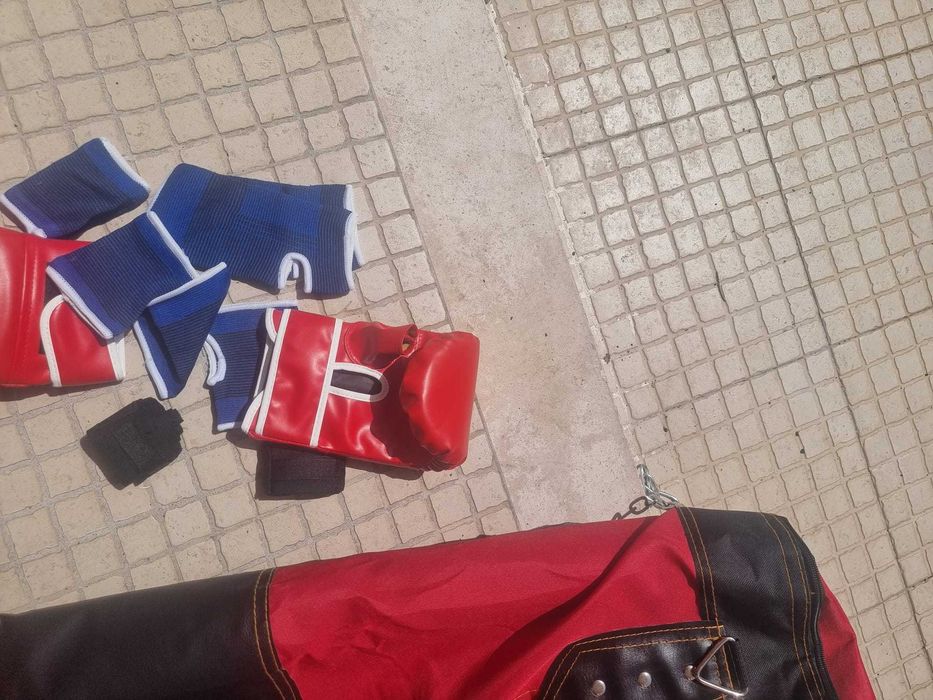 saco de boxe com luvas e acessorios