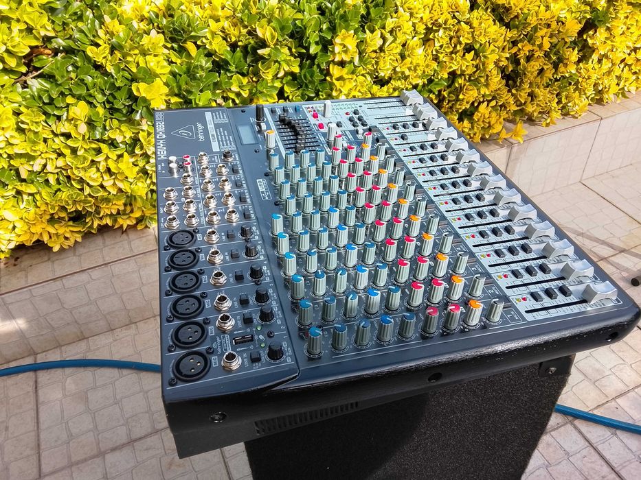Mesa de mistura passiva como nova e com efx bom som.