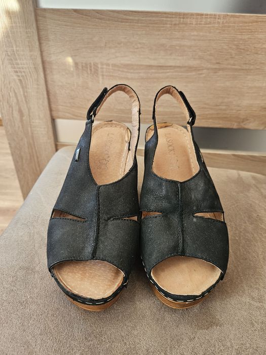 Sandały na platformie i koturnie